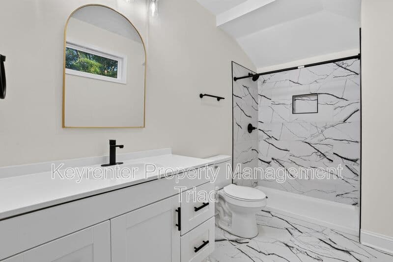 Greensboro House: 814 Douglas St