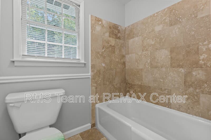 Snellville House: 1834 Dogwood Ct