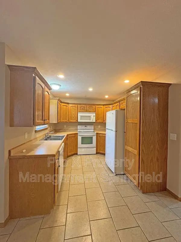 Ozark House: 717 E Watermill Cir