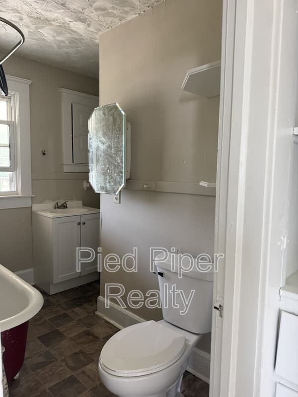 Freeport House: 839 S Adams Ave