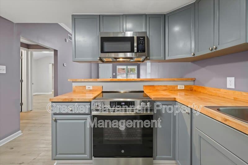 Savannah House: 705 West 47th Street