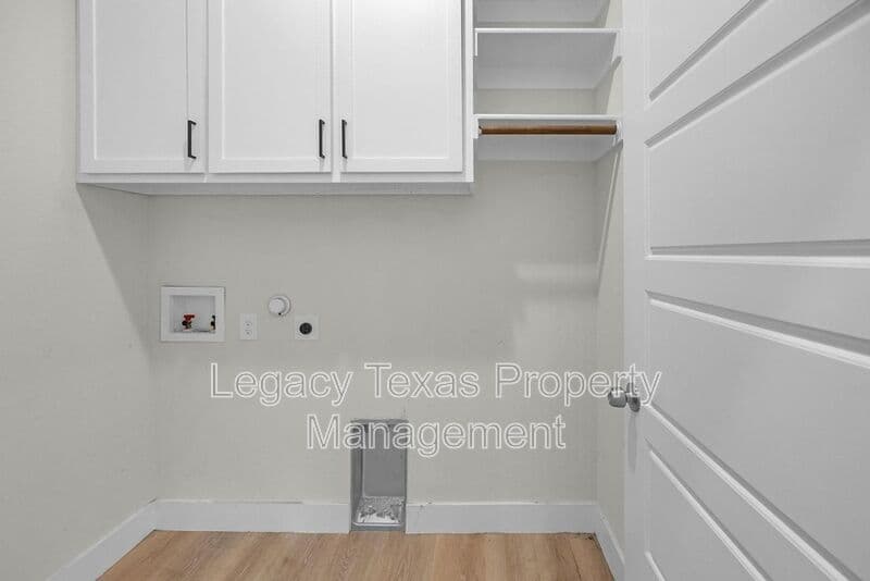 Granbury House: 5511 Black Pine Circle