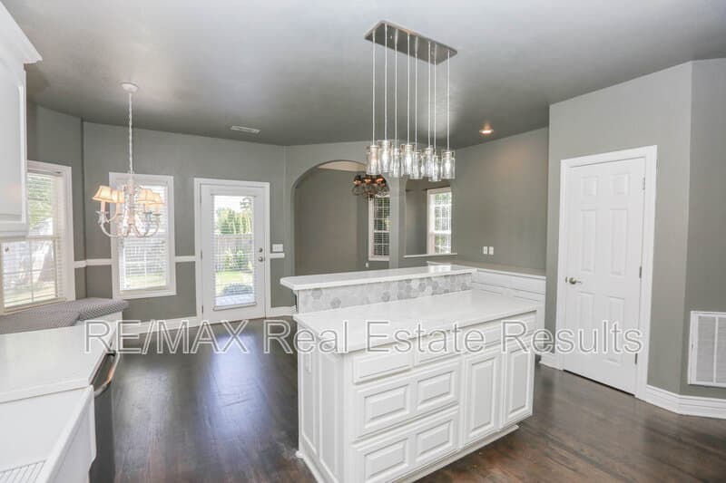 Rogers House: 5300 S 44th Pl