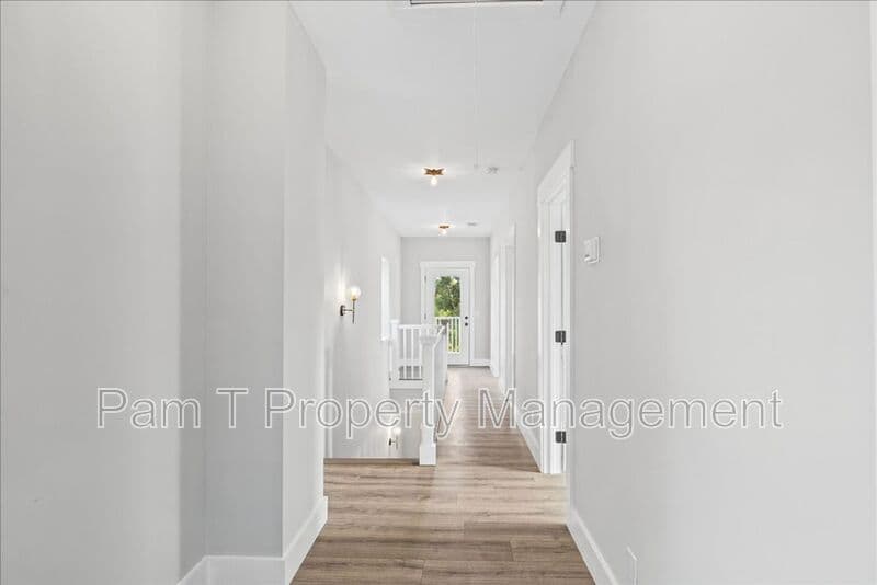 Savannah House: 3205 Burroughs St