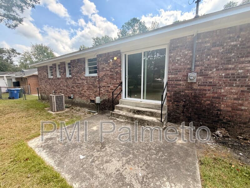 Columbia House: 1805 Carousel Cir