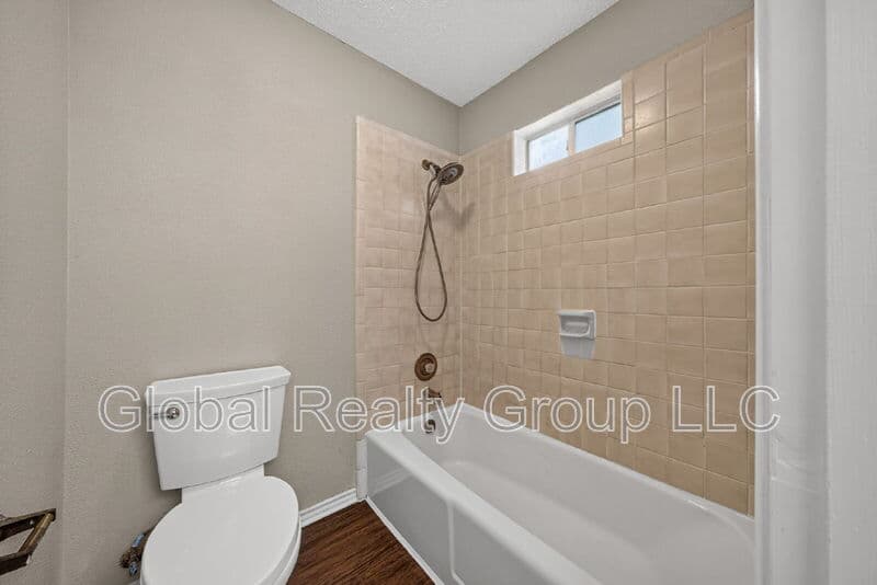 Universal City House: 118 Golden Way