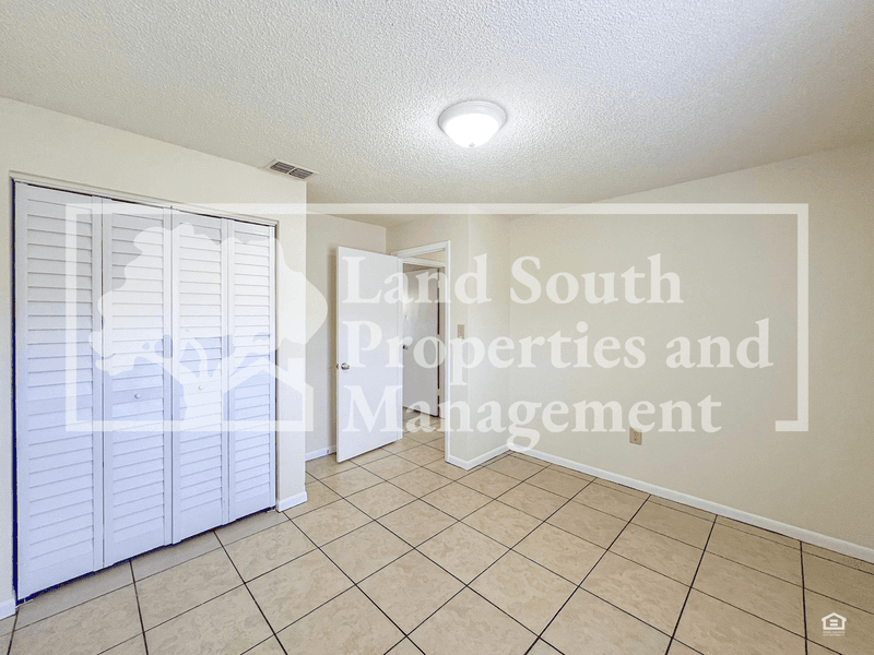 Lakeland House: 5825 Charlton Drive