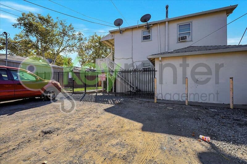 Sacramento House: 691 El Camino Ave.