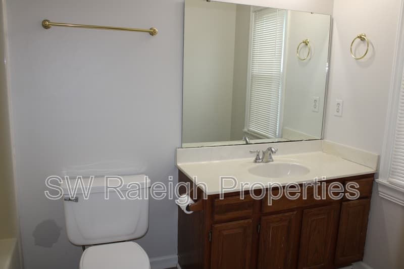Fuquay-Varina House: 1400 Squire Ridge Drive