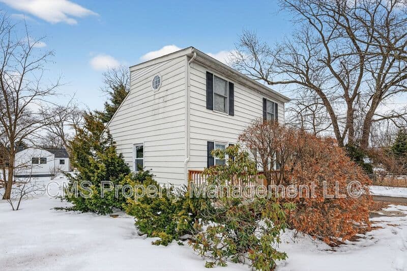Old Bridge House: 24 Steinhardt Ave