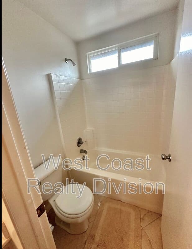 Lake Elsinore House: 18468 Hillview Lane