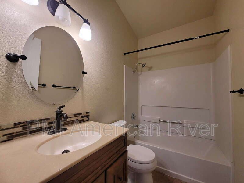 Sacramento House: 8715 Rooster Way