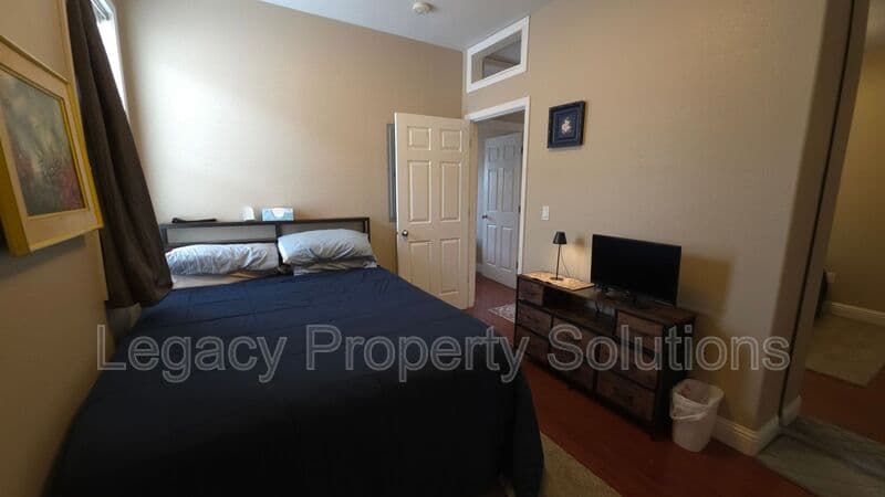 Bismarck House: 1200 W Owens Ave