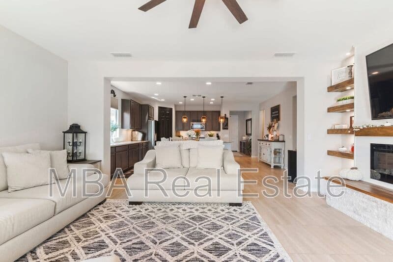 Laveen House: 6803 W Winston Dr
