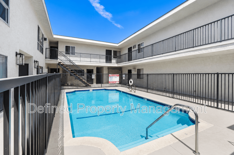 Tarzana House: 5919 Reseda Blvd 48