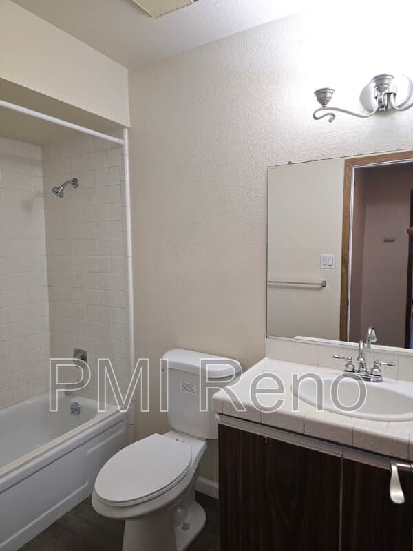 Sparks House: 977 Tyler Way