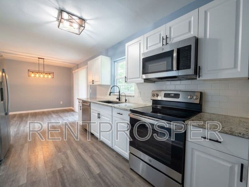 Deland House: 410 Albany Ave