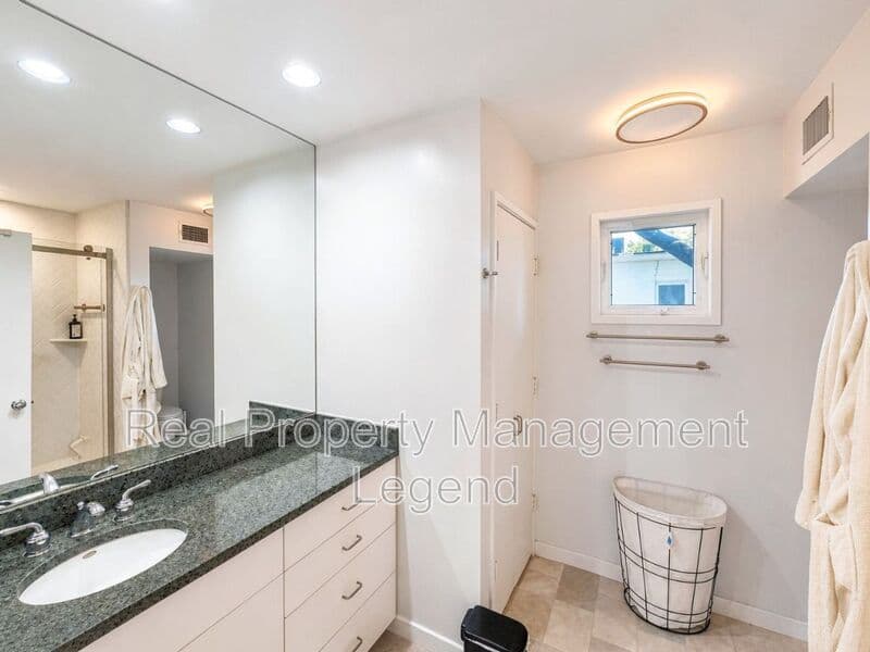 Dallas House: 4122 Travis St