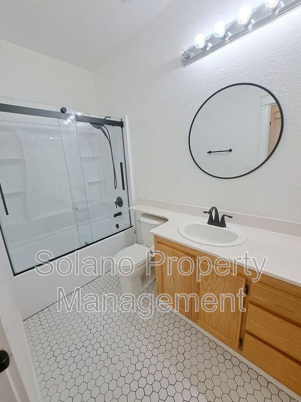 Vacaville House: 472 Somerville Circle