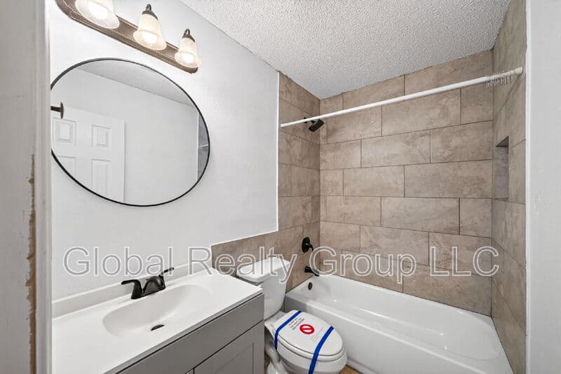 Live Oak House: 7713 Narrow Pass St