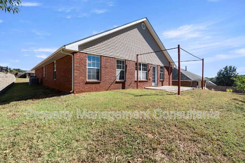 Madison House: 103 Acacia Trail Drive