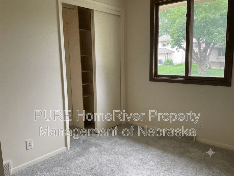Omaha House: 15229 Y St