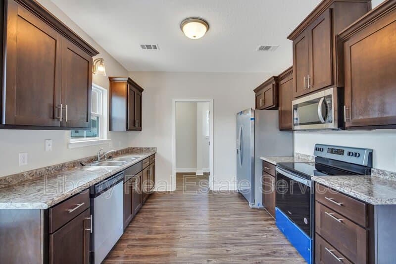 Hinesville House: 88 Fridley Ln