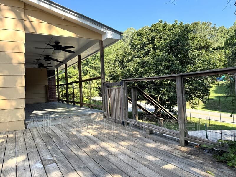 Gainesville House: 9215 Long Hollow Rd