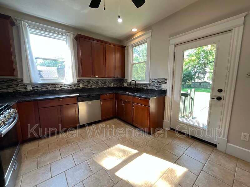 Belleville House: 7 Signal Hill Blvd