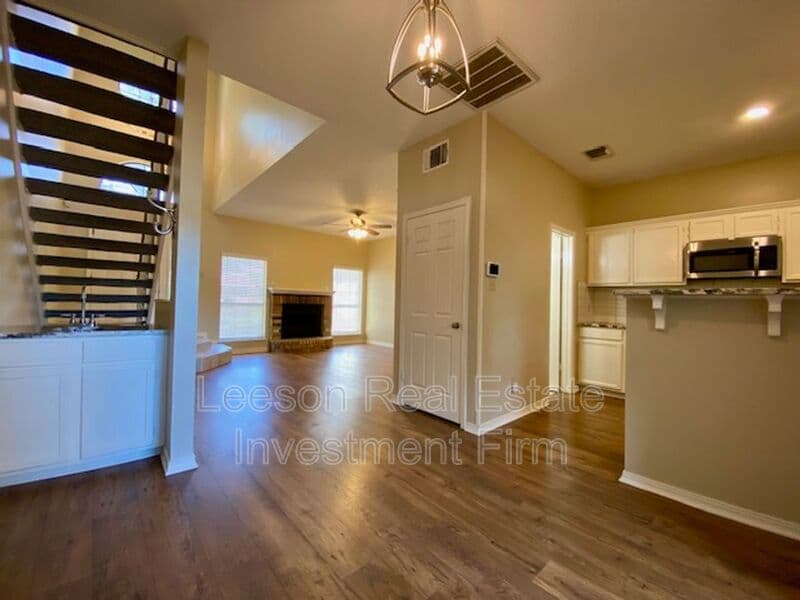 SHREVEPORT House: 9221 Ellerbe Rd.