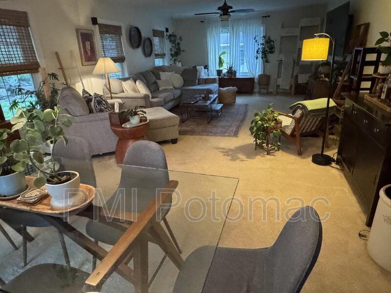 Bowie House: 12618 Kavanaugh Ln