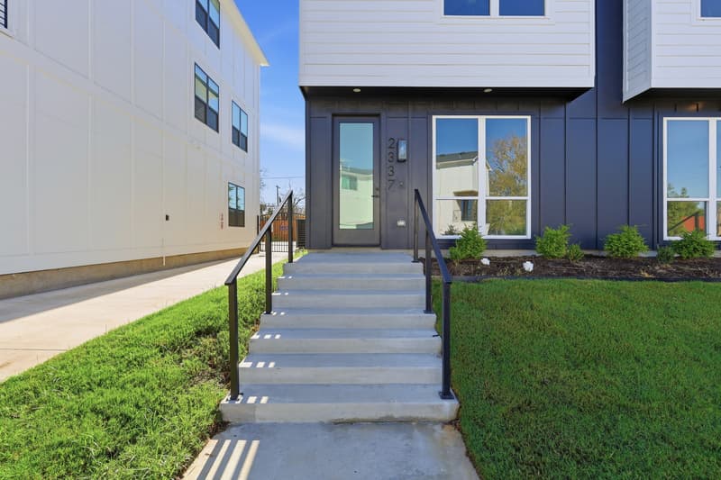 Fort Worth House: 2335 Benbrook Boulevard