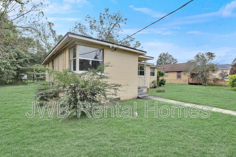 Jacksonville House: 1288 28th St W