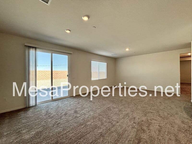 Victorville House: 10638 Sea Venture Way