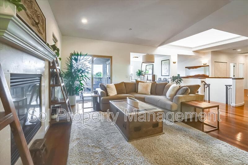 Santa Cruz House: 3370 Houts Drive