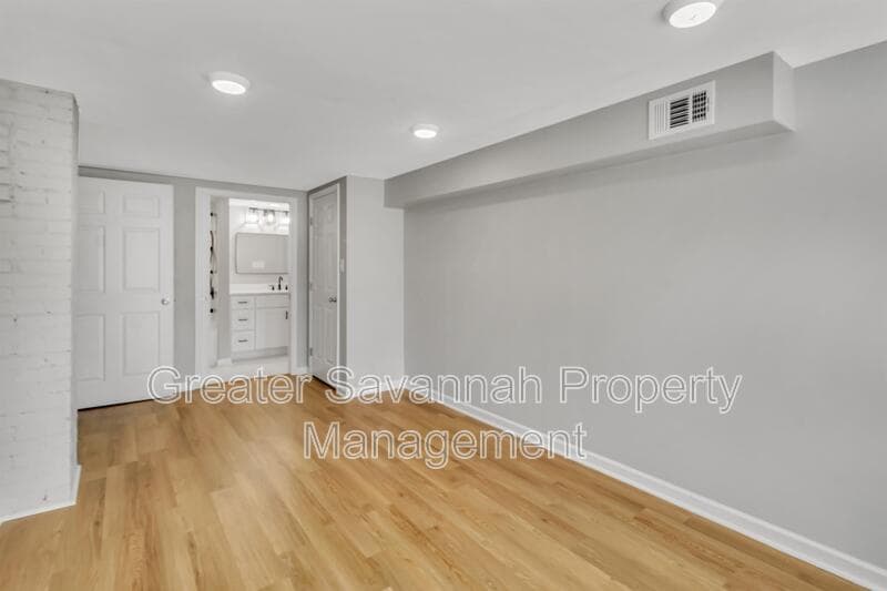 Savannah House: 916 East 35th Street