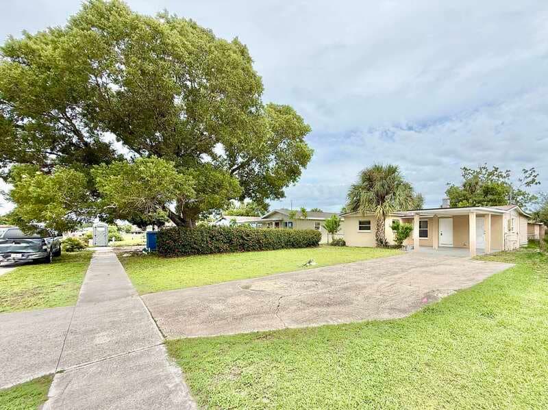 Fort Myers House: 2985 Saint Charles Street