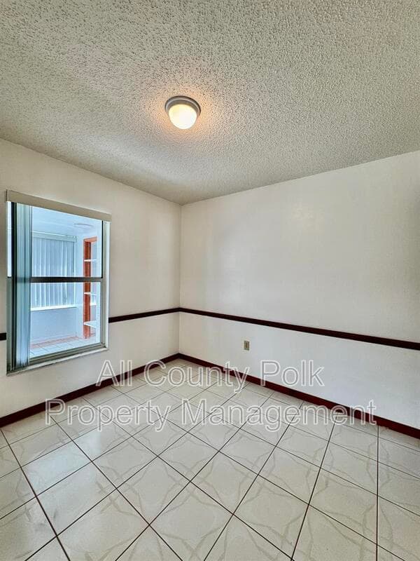 Lakeland House: 3919 Lehman Ct