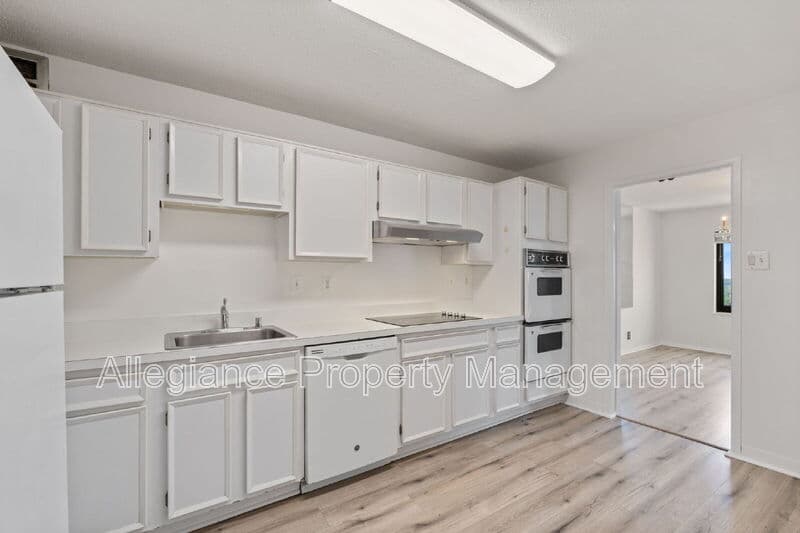 Alexandria House: 309 Yoakum Parkway