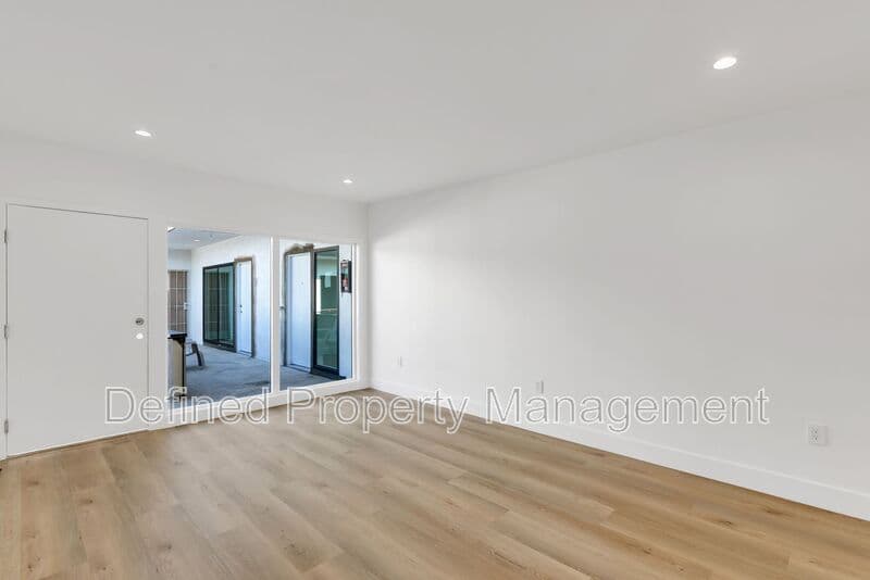 Los Angeles Condo: 8355 Blackburn Ave