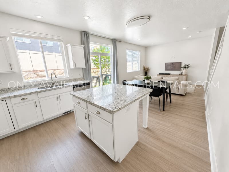 Saratoga Springs House: 267 W Willow Creek Dr