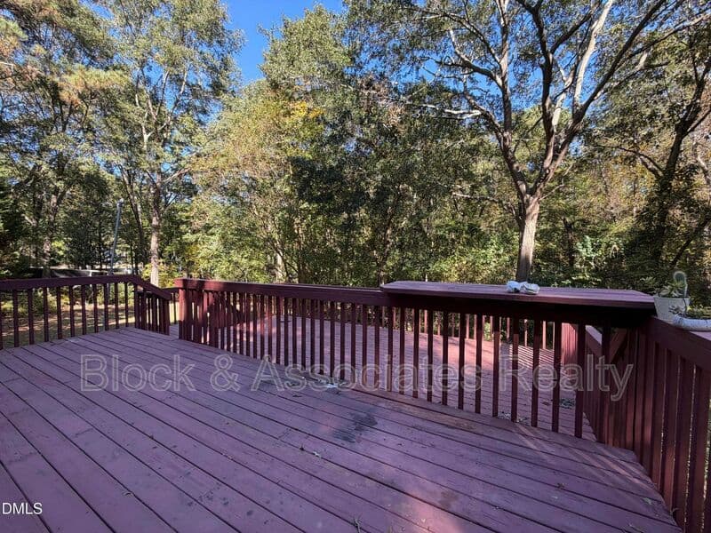 Benson House: 144 Peach Orchard Dr