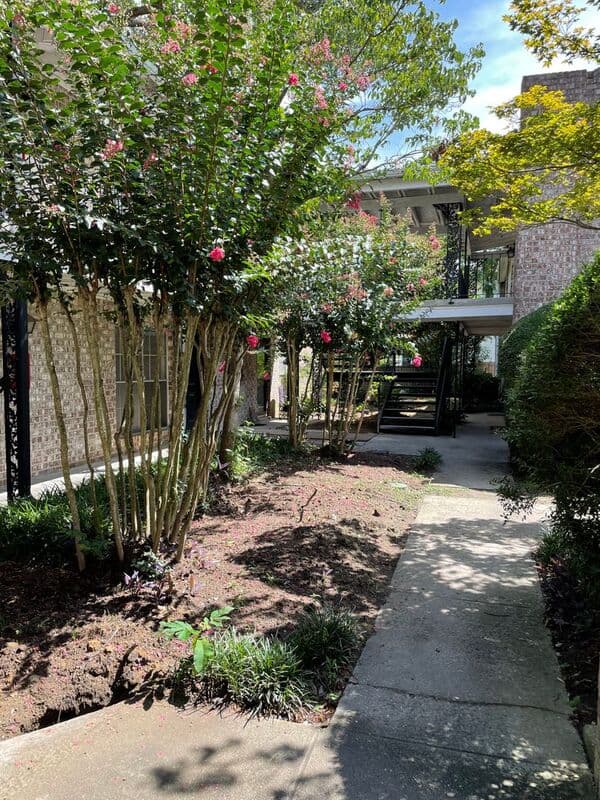 Charleston House: 811 N Colony