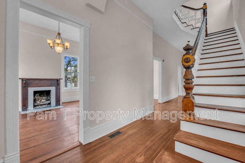 Savannah House: 201 W 37th St