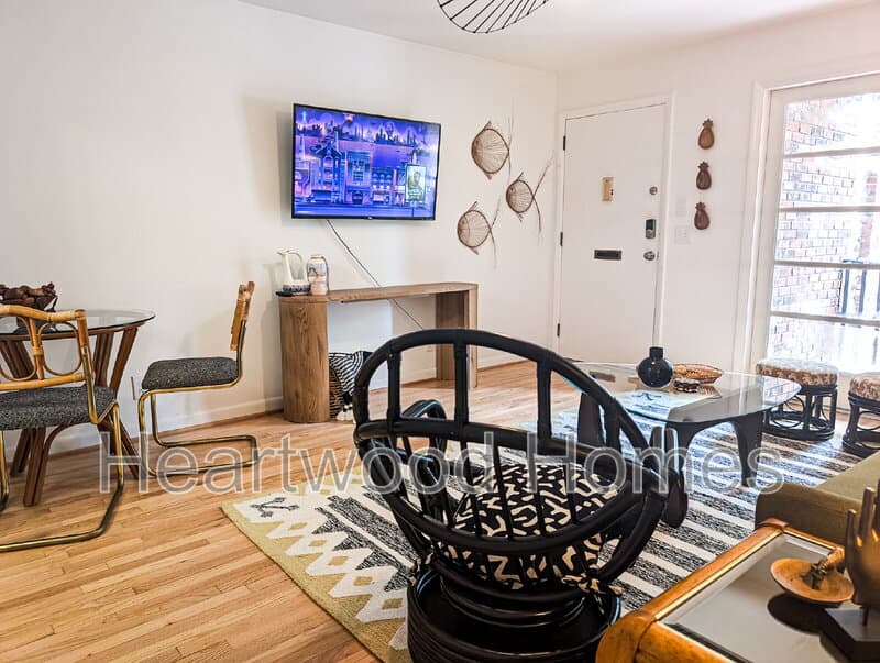 Columbia House: 934 Laurens Street