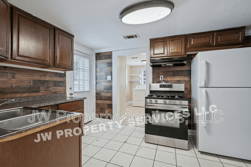 New Orleans House: 914 - 16 Hagan Ave.