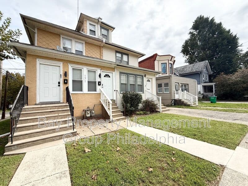 East Lansdowne Condo: 171 Lewis Ave