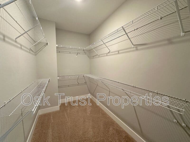 Summerville House: 651 Blueway Avenue