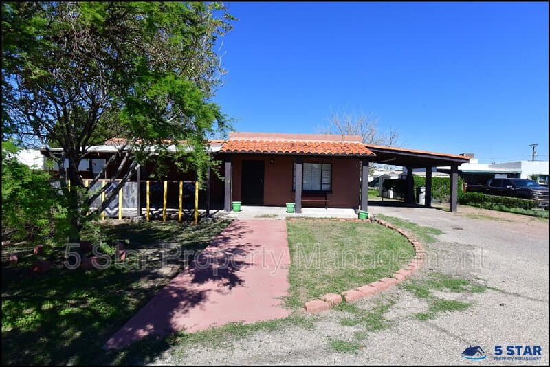 El Paso House: 7817 West Dr