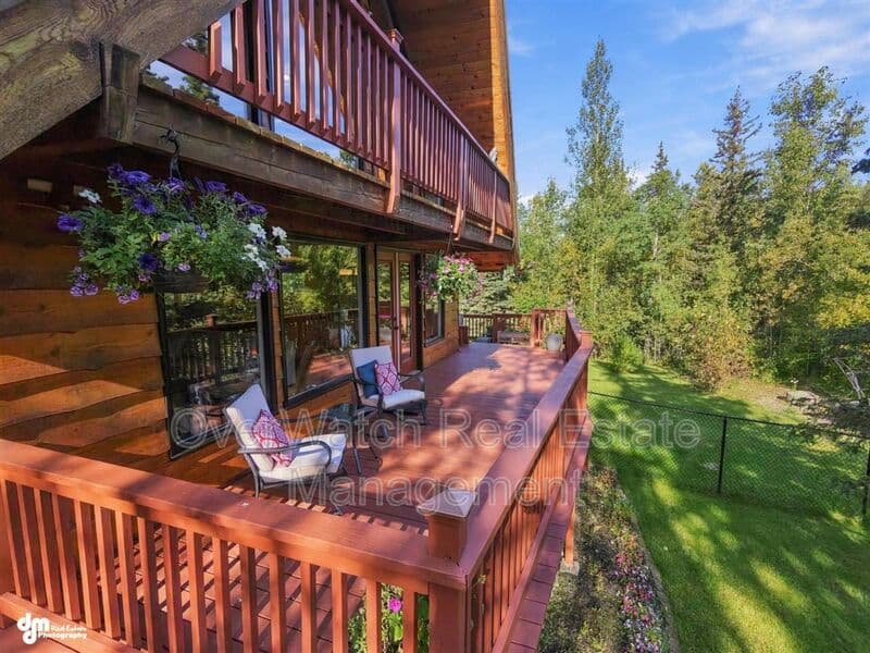 Eagle River House: 10610 High Bluff Dr